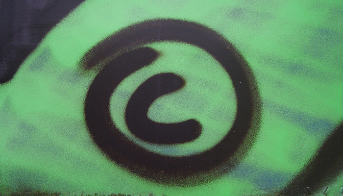 Mit Graffiti gespraytes "copyright" Zeichen