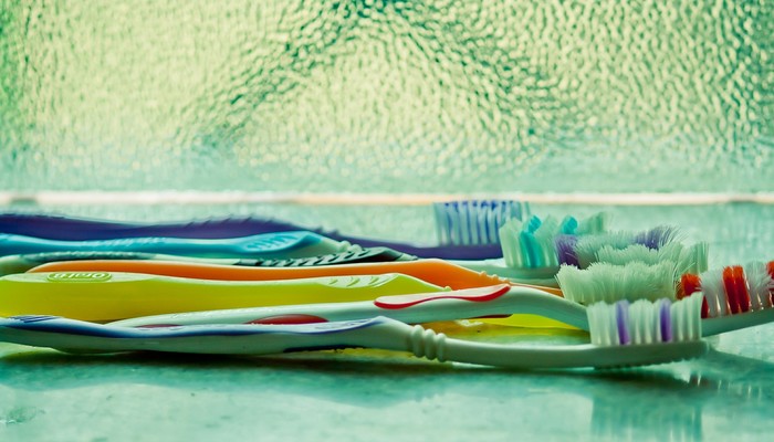 différrentes brosses à dents usées