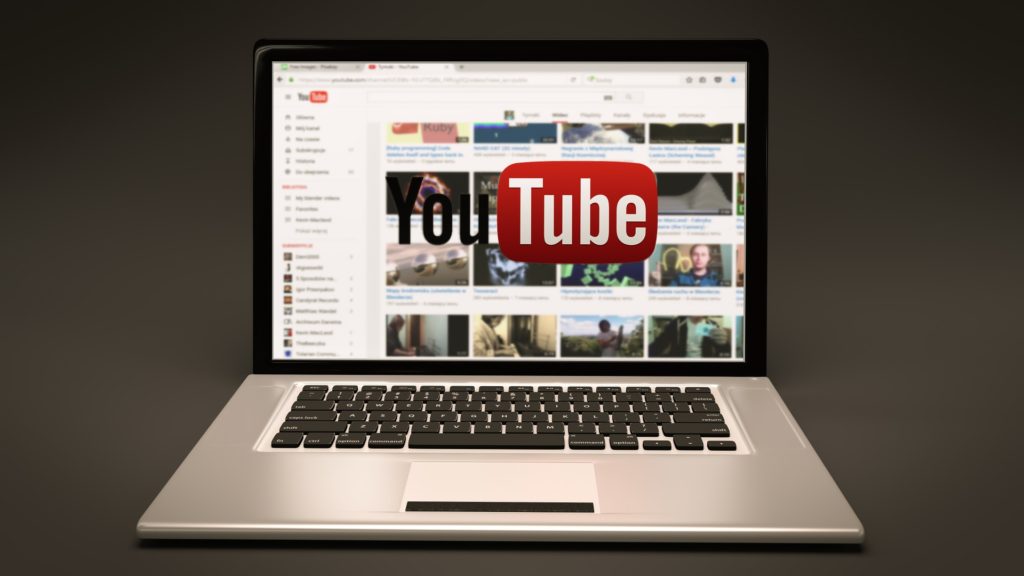 Ein Laptop mit der Platform YouTube auf dem Bildschirm