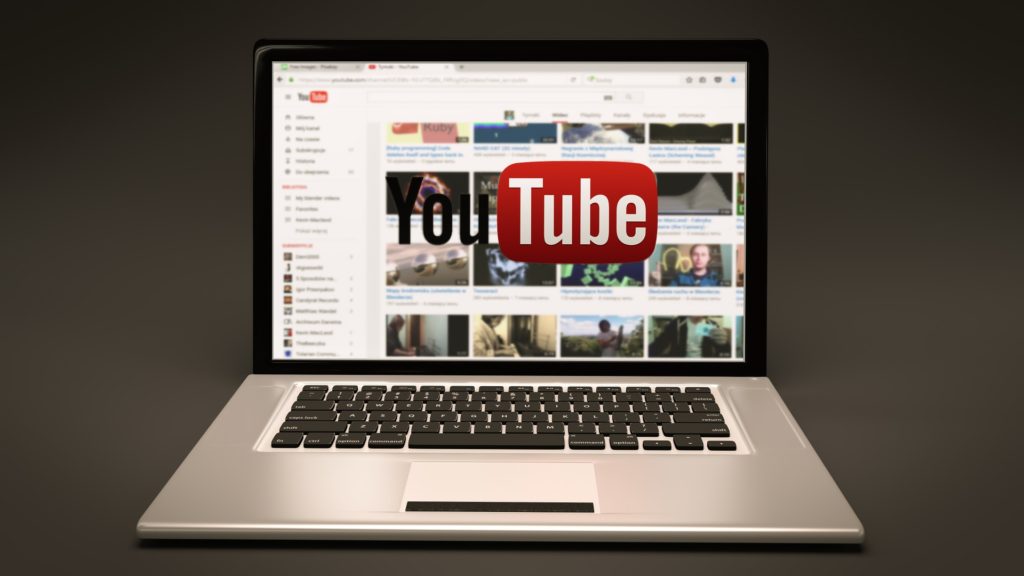 YouTube Ein Laptop mit der Platform YouTube auf dem Bildschirm