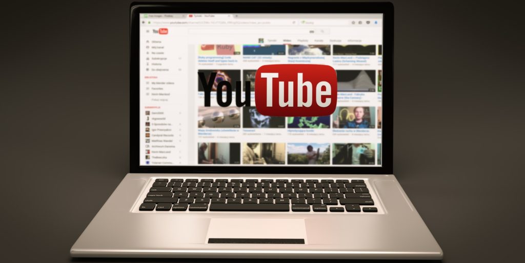 YouTube un ordinateur portable et sur l'écrant la plateforme youtube est ouverte