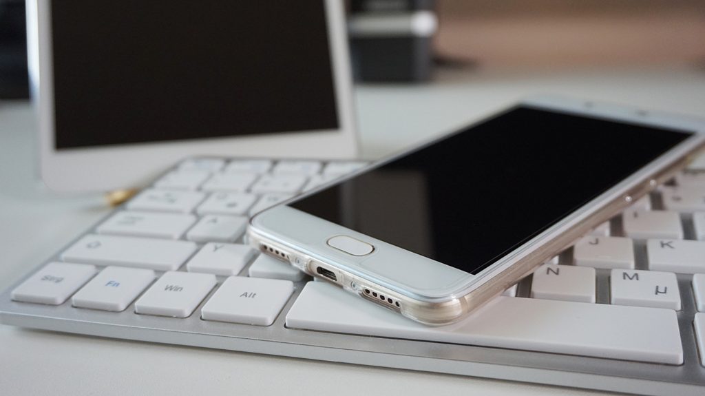 Das Foto zeigt ein Tablet, ein smartphone und eine Tastatur