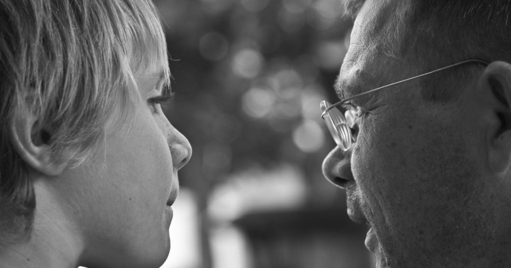 Un enfant et un adulte discute, photo en noir et blanc