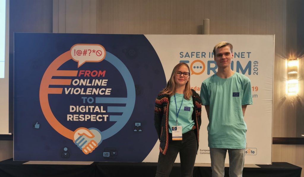 Zwei junge BEE SECURE-Experten vor dem Safer Internet Forum 2019-Logo