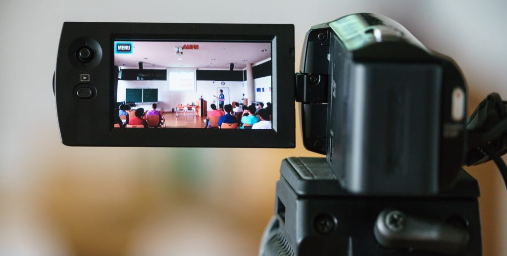 Vue d'une caméra entrain de filmer une salle de classe