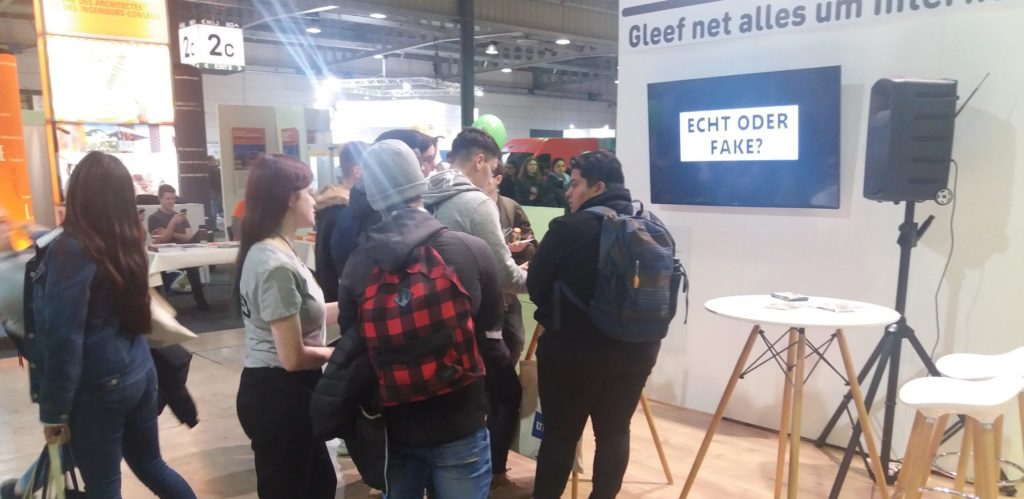 Photo du stand de BEE SECURE à la foire de l'étudiant 2019 avec plusieurs jeunes devant