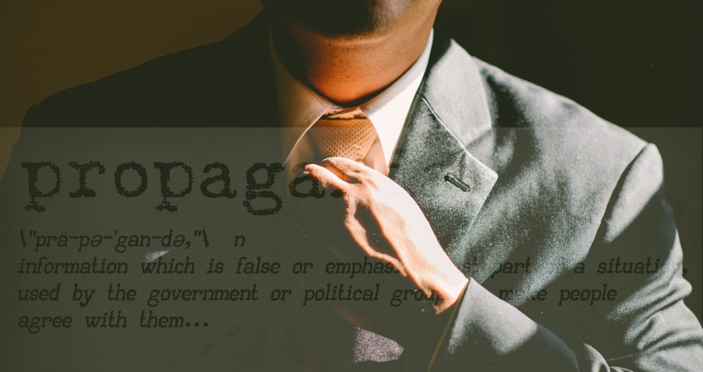 desinformation_politics Photo d'un homme en cravate avec la définition de propagande en filigrane