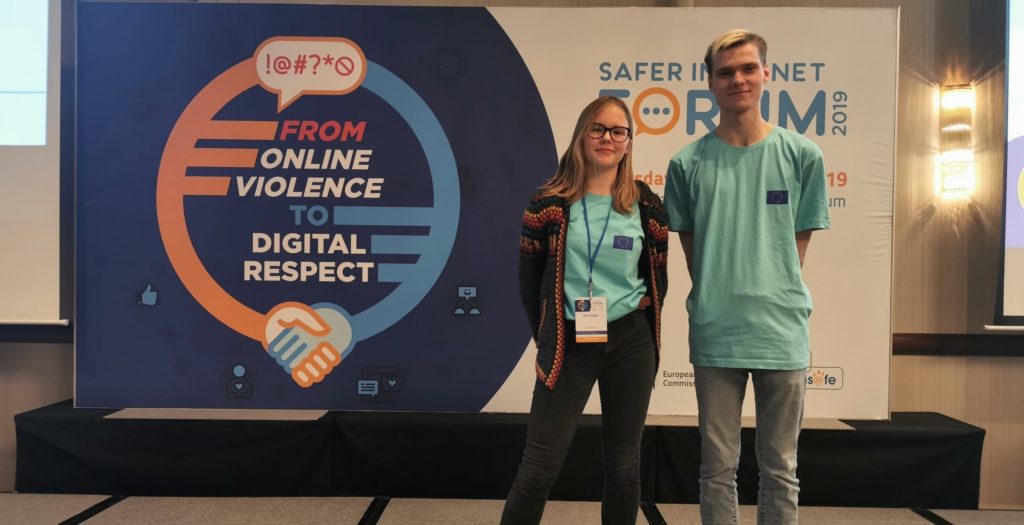 Deux jeunes experts BEE SECURE devant le logo du SIF 2019