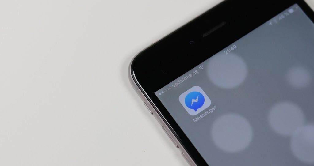 Vue d'un smartphone avec l'icône de l'application Messenger de Facebook à l'écran