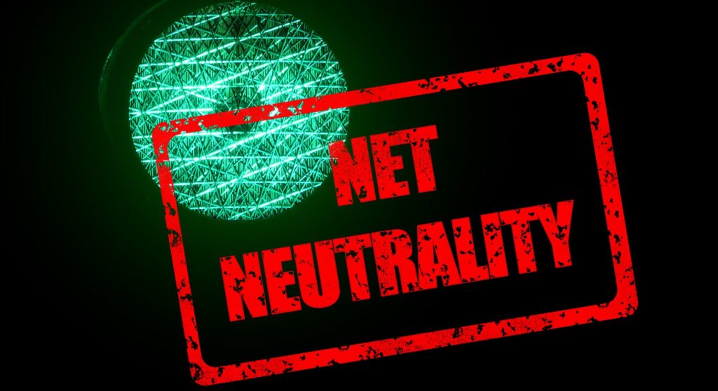 Image d'un feu vert avec un tampon rouge par-dessus marqué "net neutrality"