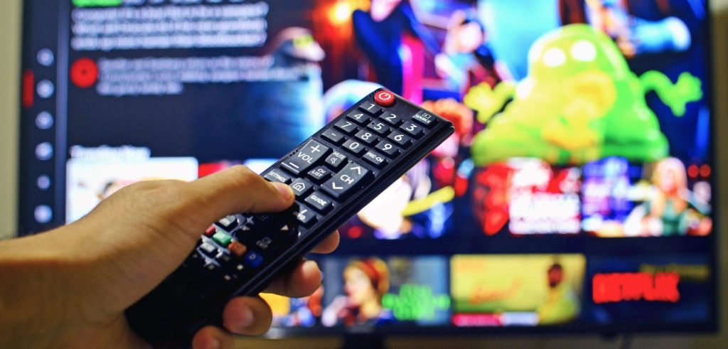 netflix télécommande qui pointe en direction d'un écran avec Netflix