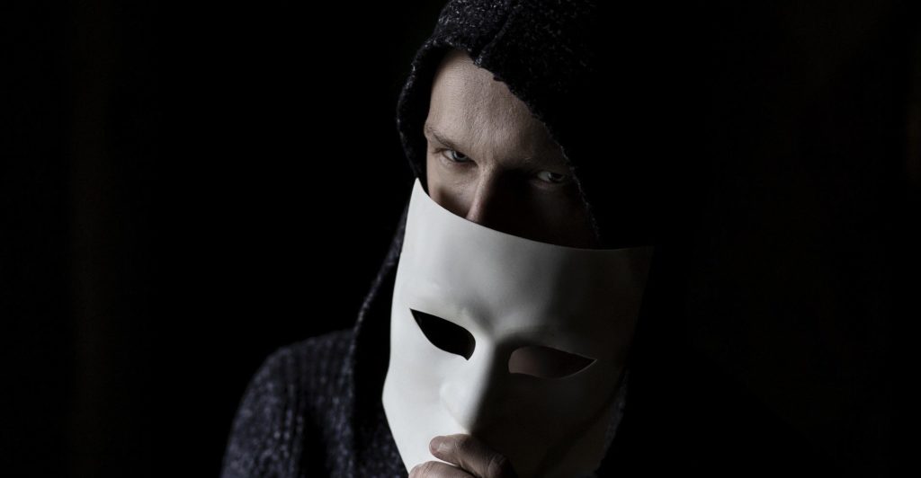 scam Mann der die Hälfte des Gesichts mit einer Maske verdeckt