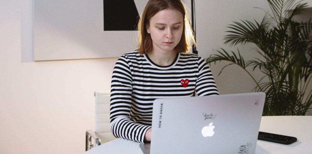 Jeune femme utilisant un ordinateur avec un air sérieux