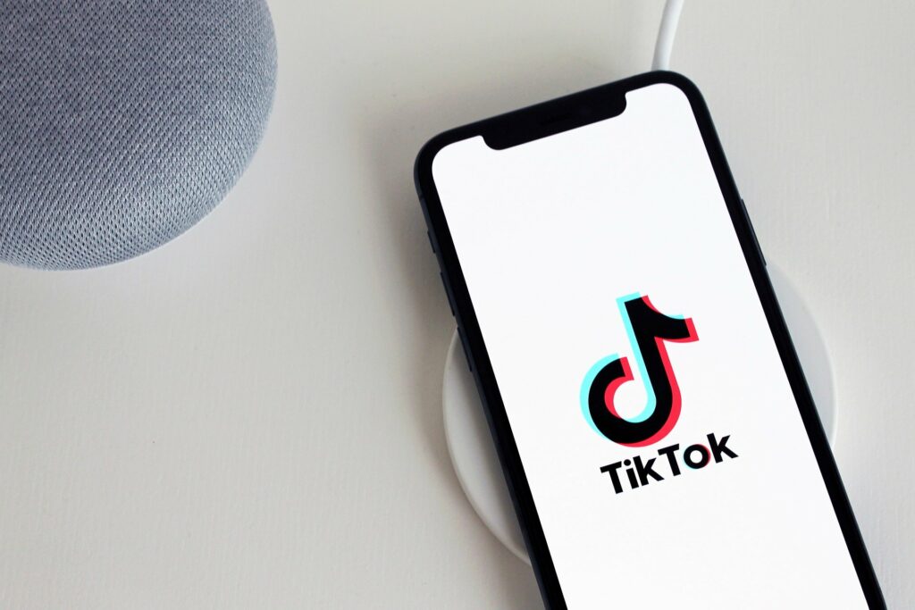 Smartphone avec le logo TikTok sur l'écran