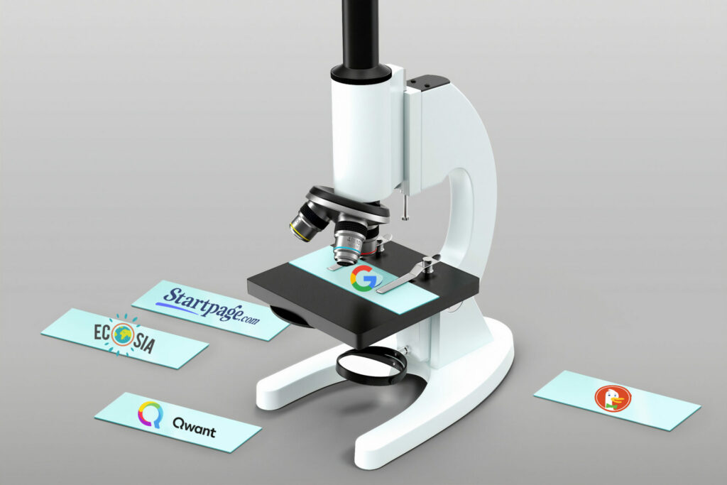 Mikroskop mit Logos verschiedener Suchmaschinen auf Glasobjektträgern