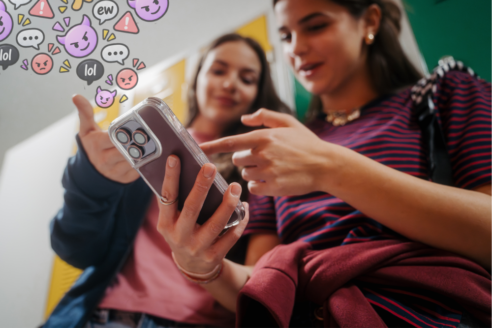 des jeunes sur un smartphone chattent en utilisant des emojis et expressions utilisés dans le cyberbullying
