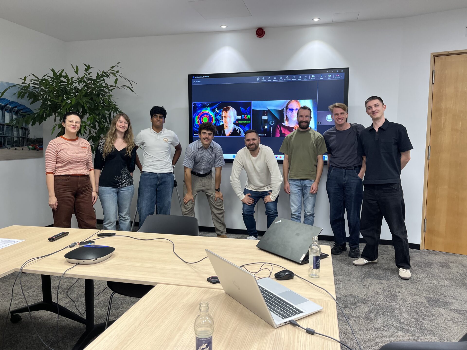 Die Agentur SKIN treffen sich mit einigen DIGITAL AMBASSADORS, um sich über die neue Kampagne auszutauschen.