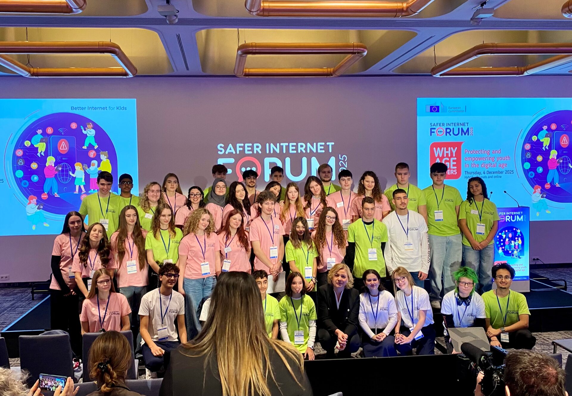 Auf dem Foto sind Jugendliche zu sehen die am Safer Internet Forum teilgenommen haben.